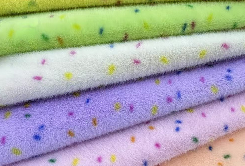 Minktryck i ren polyester med färgglada prickar