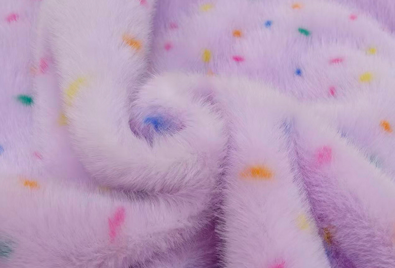 Minktryck i ren polyester med färgglada prickar Minktryck i ren polyester med färgglada prickar