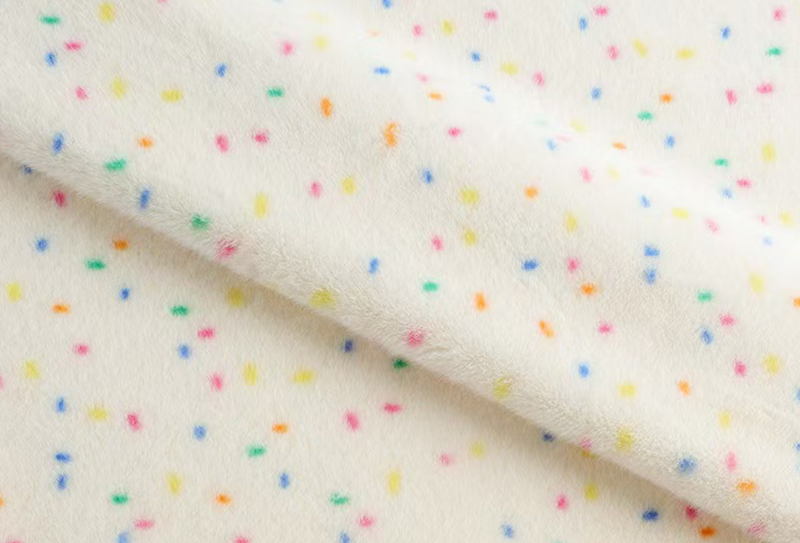 Minktryck i ren polyester med färgglada prickar Minktryck i ren polyester med färgglada prickar