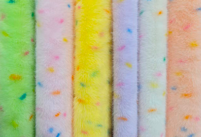 Minktryck i ren polyester med färgglada prickar Minktryck i ren polyester med färgglada prickar