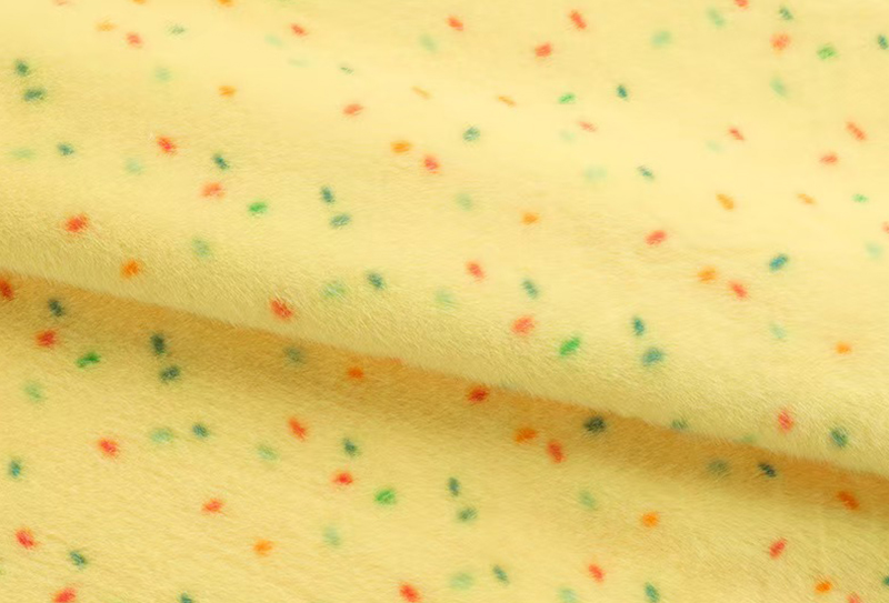 Minktryck i ren polyester med färgglada prickar Minktryck i ren polyester med färgglada prickar