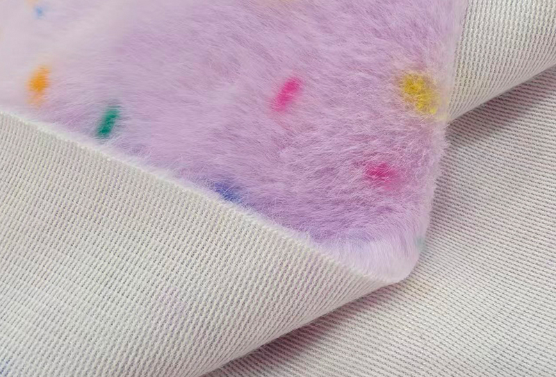 Minktryck i ren polyester med färgglada prickar Minktryck i ren polyester med färgglada prickar