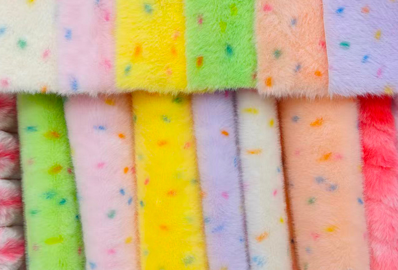 Minktryck i ren polyester med färgglada prickar Minktryck i ren polyester med färgglada prickar
